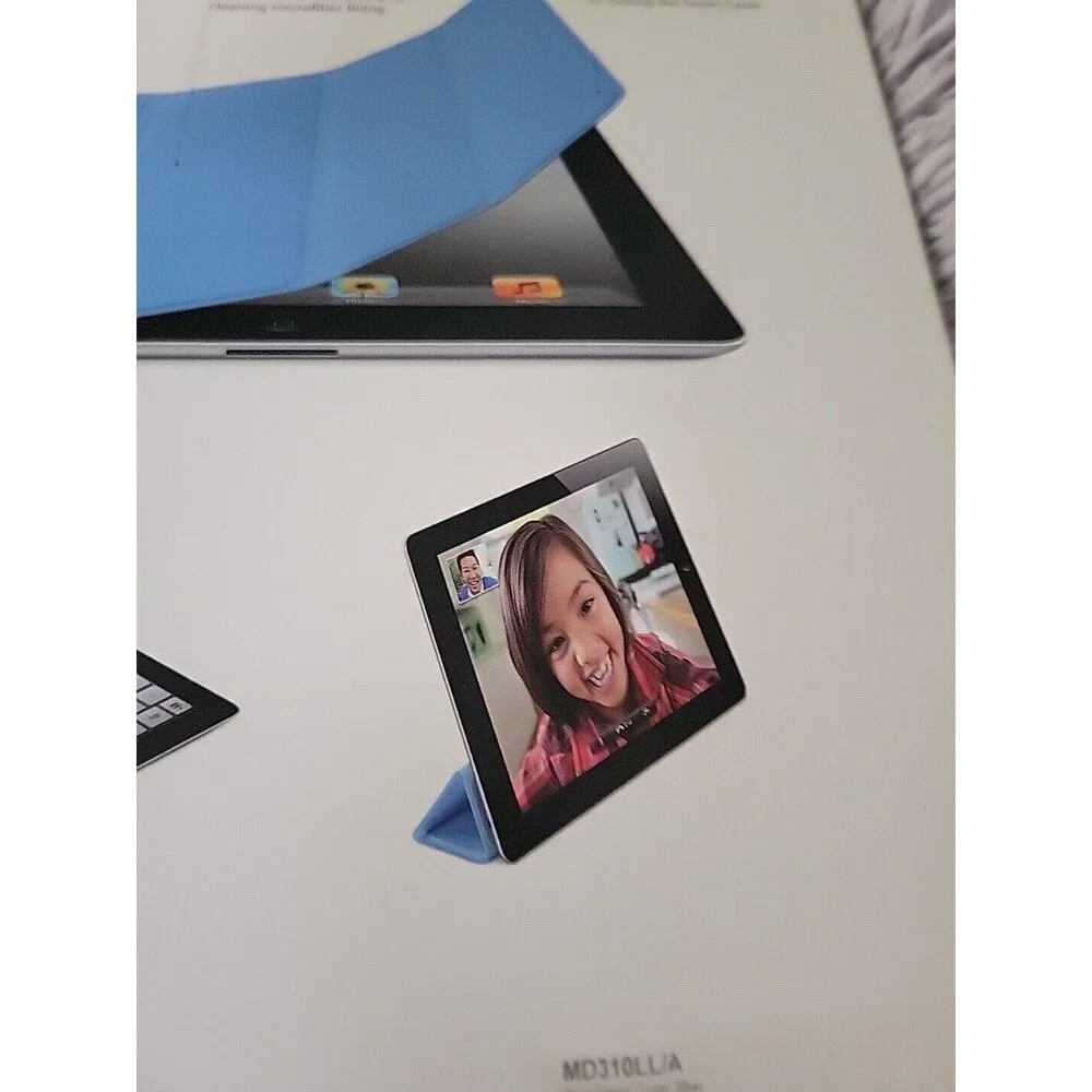 New in Box Apple Smart Cover for Ipad 2 9.7in Light Blue
